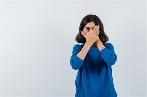 L Adolescente Ic Couvrant Sa Bouche Avec Les Mains Sur Fond Blanc