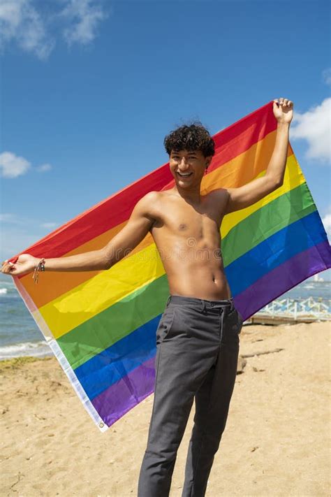 Joven Gay Con Orgullo Sosteniendo La Bandera Del Lgbt En Sus Manos Imagen De Archivo Imagen De