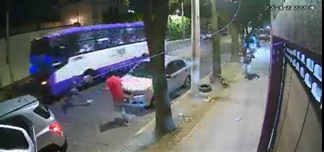 VIDEO Sorprenden a ladrón de autopartes dueño lo tunde a patadas NVI