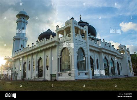 Photo of the Rahmatullah Lampuuk Mosque, a mosque left by the Tsunami ...