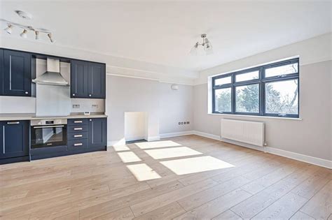 Broomfield Lane Palmers Green N13 2 Bed Flat £500 000