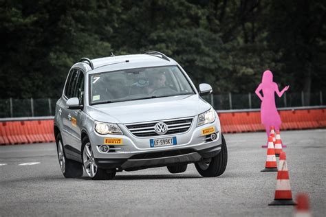 Slalom Avec Une Voiture Chauss E De Pneus Sous Gonfl S Vid O Dailymotion