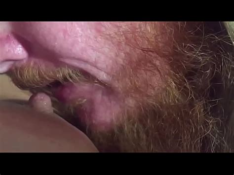 Esposa gordita con coño peludo hace una paja en POV a cámara lenta XVIDEOS