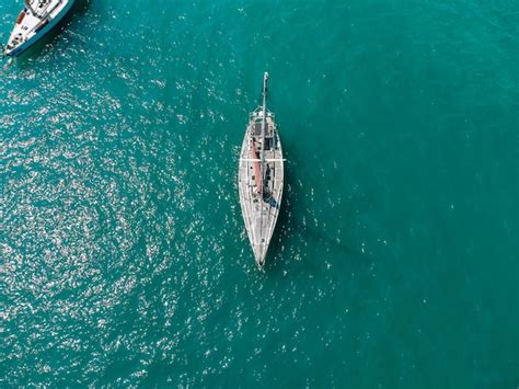 Foto de vista aérea do drone aéreo de um enorme barco a vela branco