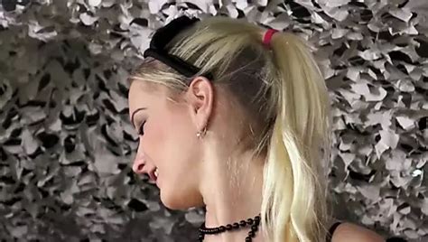 Perfekte blonde versaute Meerjungfrau hat Sexspaß mit zwei Freunden am