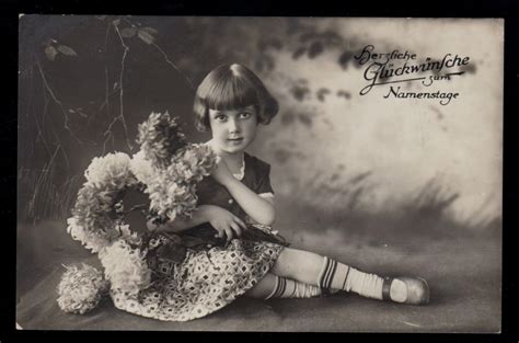 Kinder AK Glückwünsche Namenstag Sitzendes Mädchen mit Blumen