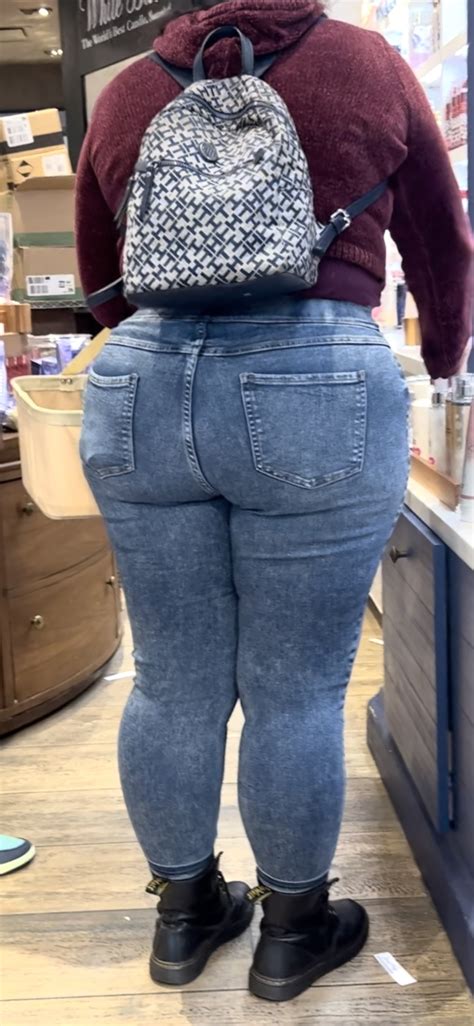 Xmas Shopping Pawg With Thicc Juicy Ass Stuffed Into Tight Jeans