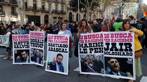 Unas Personas Marchan Contra Vox En Barcelona