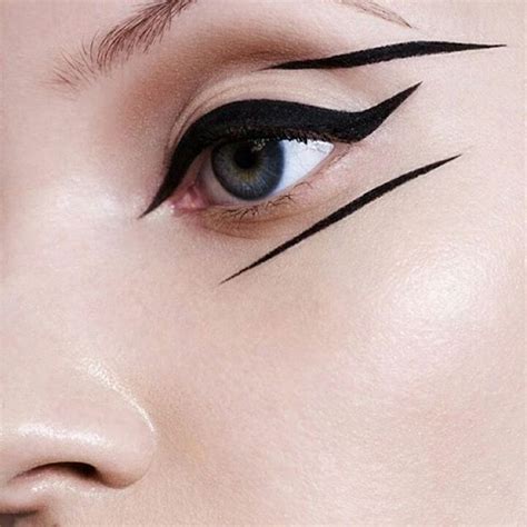 Love This Graphic Winged Eyeliner Look Graphic Eyeliner Graphic Eyes