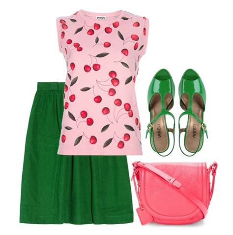 Зеленая футболка, розовая юбка, розовая сумка, розовые босоножки ...