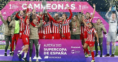 L Atletico Madrid Alza Al Cielo La Supercoppa Insieme A Torrecilla L