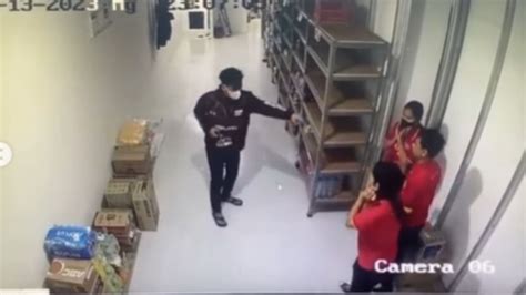 Foto Detik Detik Rampok Todong Senpi Di Minimarket Cibitung Karyawan