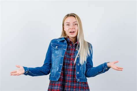 Junge Blonde Charmante Frau Isoliert Kostenlose Foto