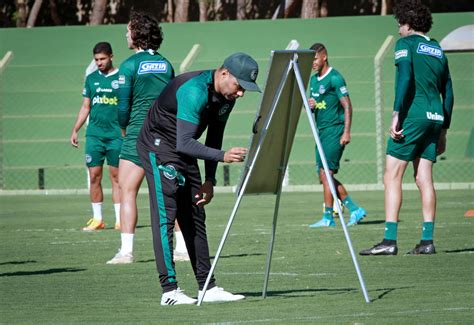 Goi S Recebe Coritiba Na Serrinha Em Confronto Direto Pelo Campeonato