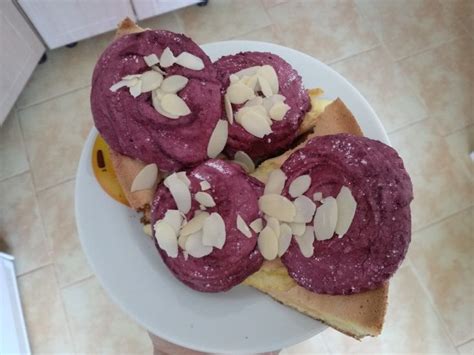 Бисквит с зефиром и миндалем.