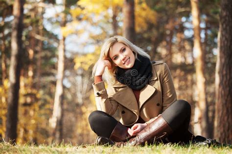 Blonde Frau In Der Natur Stockbild Bild Von Erwachsener