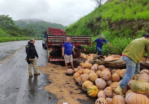 Caminh O Carregado De Ab Boras Tomba Na Br E Deixa Tr Nsito Lento