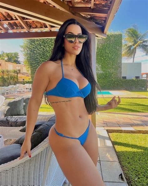 Hot Sexy Larissa Tomasia Bikini Pics