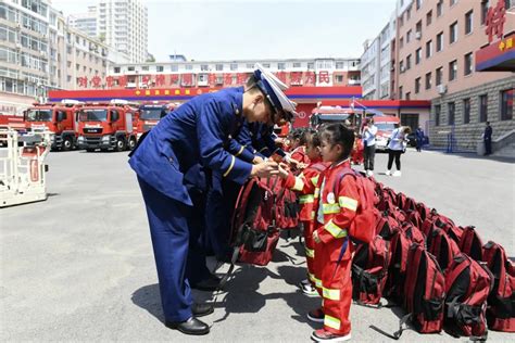 萌娃走进消防站 “零距离”体验消防生活澎湃号·政务澎湃新闻 The Paper