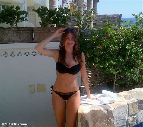 FOTOS El cuerpo de bikini negro al sur de la frontera de Sofía Vergara se folla Bliss En Bikini