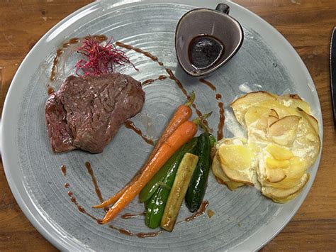 Gebalztes Rinderfilet mit Kartoffel Birnenröschen dazu Gemüse und