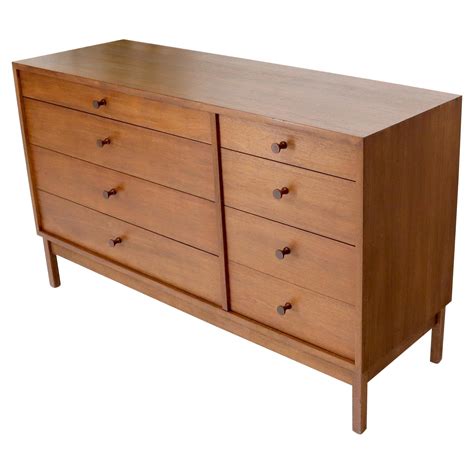 Tres Smart 50 S Modern Walnut Dresser At 1stdibs 50s Dresser 50 S Dresser 50s Style Dresser