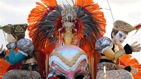 Desfile De Reinas Unos Carros Aleg Ricos Recorrer N Las Calles