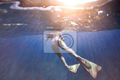 Sexy frau mit schönen arsch in einem bikini schwimmt im ozean leinwandbilder bilder schöne
