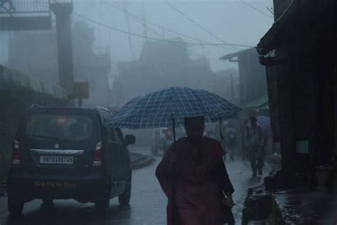 Weather Update আগামী ৪৮ ঘন্টার মধ্যেই দেশে প্রবেশ করবে বর্ষা তীব্র