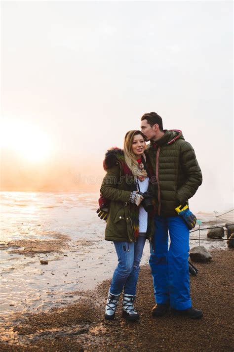 El Besarse Del Hombre Querido En El Géiser De Islandia Imagen de