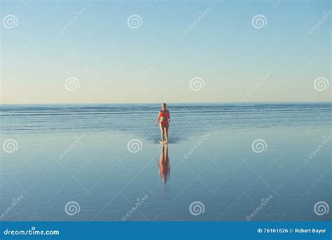 Spiaggia A Distanza Australia Della Giovane Ragazza Bionda Del Bikini Fotografia Stock