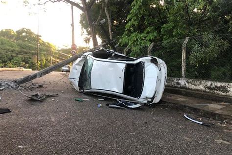 Carro Capota E Derruba Poste Na Avenida Pedro Ii Na Manh Deste S Bado