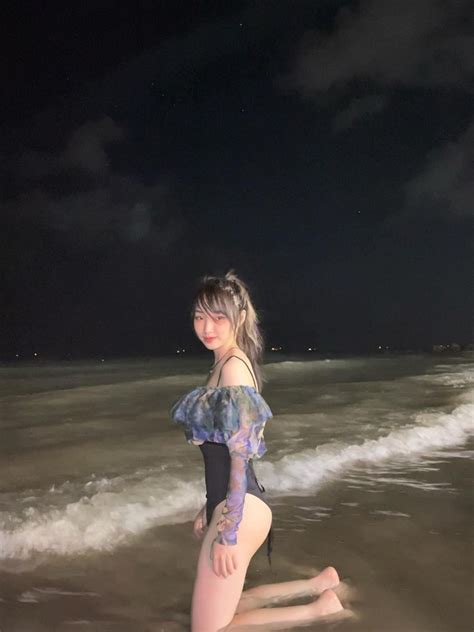 Hoa Nh T Hu Nh Th Ng Ti N V O Ng Ua Bikini Th D Ng C C Nu T Khoe Body M T M T