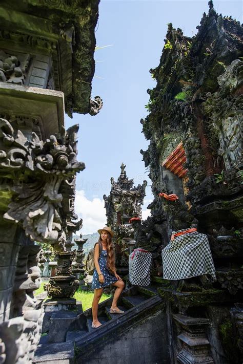 Mujer Turista En Un Templo En La Isla De Bali Foto De Archivo Imagen