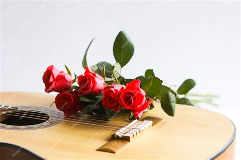 Guitarra Clásica Y Rosas Rojas Foto Premium