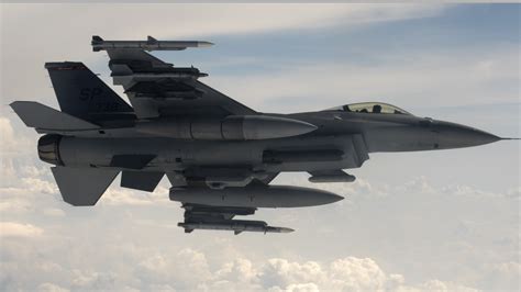 185th Ang Provides Refueling Training To F 16 Fighting Falcons Us