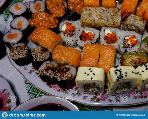 Plat Avec Les Petits Pains De Sushi Japonais Sur La Table Tissu Avec L