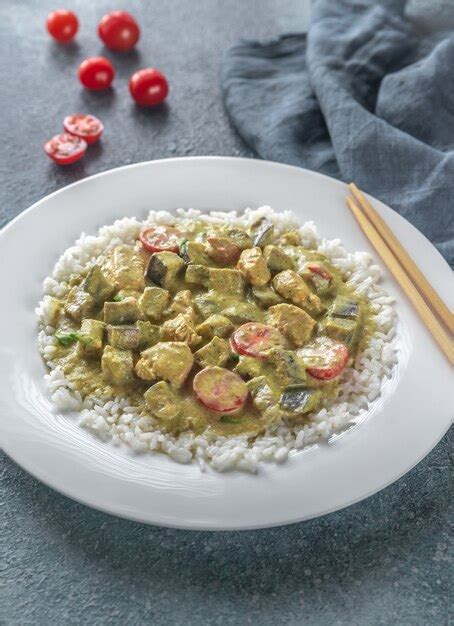 Pollo Al Curry Verde Tailand S Con Arroz Foto Premium