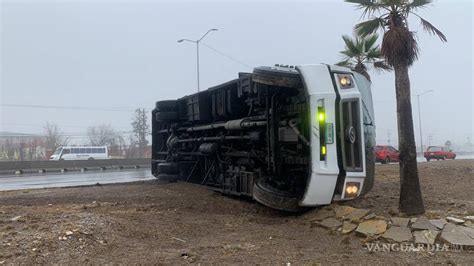 Vuelca Transporte De Personal En Bulevar De Mirasierra Saltillo No