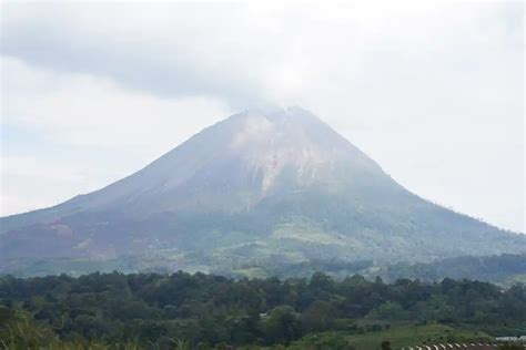 Mengenal Gunung Sinabung: Sejarah dan Letak Geografisnya - Info Area