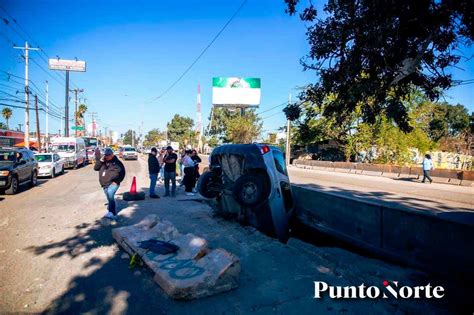 Camioneta se hunde en socavón sobre bulevar Díaz Ordaz Punto Norte