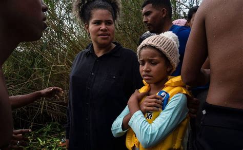 Agentes de Texas reciben la orden de empujar a niños migrantes de