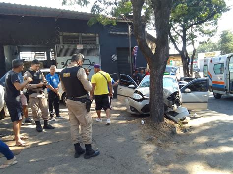 Dirigindo Bolo No Colo Motorista Tenta Salvar A Guloseima De Cair