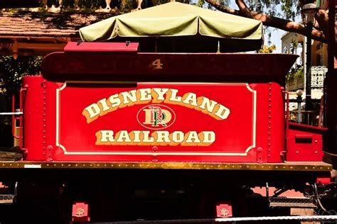 5 Reasons To Ride The Disneyland Railroad ~ Daps Magic