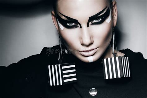 Sexy Milf Frau Mit Jungem Liebhaber Nachts Stockbild Bild Von Handschellen Erotisch