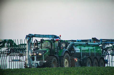 Schlagkr Ftiger G Lle Ausbringung Mit Frontabsaugarm Am Schlepper