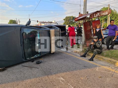 Policías Militares terminan lesionados tras volcar en SPS HCH TV