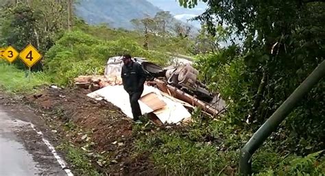 Carreta Sai Da Pista E Tomba Ap S Motorista Perceber Falta De Freios Na