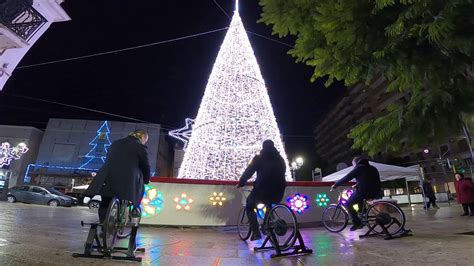 L Albero Di Natale S Illumina Pedalando L Iniziativa Contro Il Caro