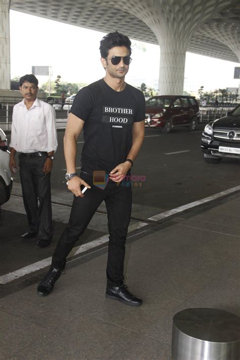 Sushant Singh Rajput Snapped At Airport On 22nd Oct 2016 Sushant